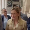 La gobernadora de Chihuahua, Maru Campos, recibe el citatorio de la FGR en las escalinatas del Palacio de Gobierno estatal, rodeada de agentes federales.