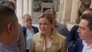 La gobernadora de Chihuahua, Maru Campos, recibe el citatorio de la FGR en las escalinatas del Palacio de Gobierno estatal, rodeada de agentes federales.