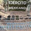 Elementos del Ejército Mexicano en un terreno serrano de Badiraguato, con artefactos explosivos asegurados