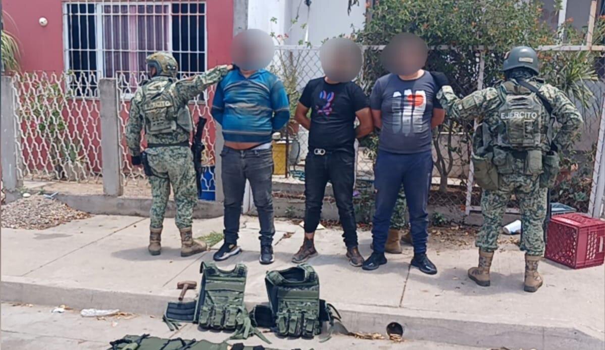 Tres civiles detenidos por posesión de armamento de alto calibre Tres civiles detenidos por posesión de armamento de alto calibre