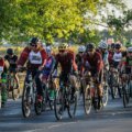 Cientos de ciclistas sobre sus bicicletas en el arranque de la rodada “Pueblos y Paisajes 2026” en el CUM de Los Mochis.