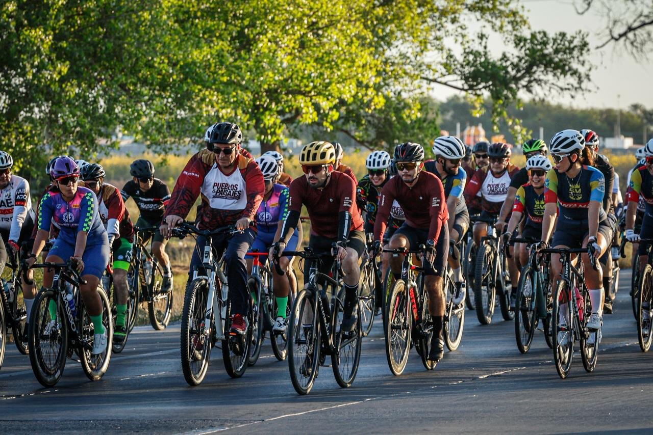 Cientos de ciclistas sobre sus bicicletas en el arranque de la rodada “Pueblos y Paisajes 2026” en el CUM de Los Mochis. Cientos de ciclistas sobre sus bicicletas en el arranque de la rodada “Pueblos y Paisajes 2026” en el CUM de Los Mochis.