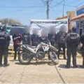 Elementos del Ejército y la Guardia Nacional afuera de un hotel en Rosario, con patrullas y cinta de seguridad.