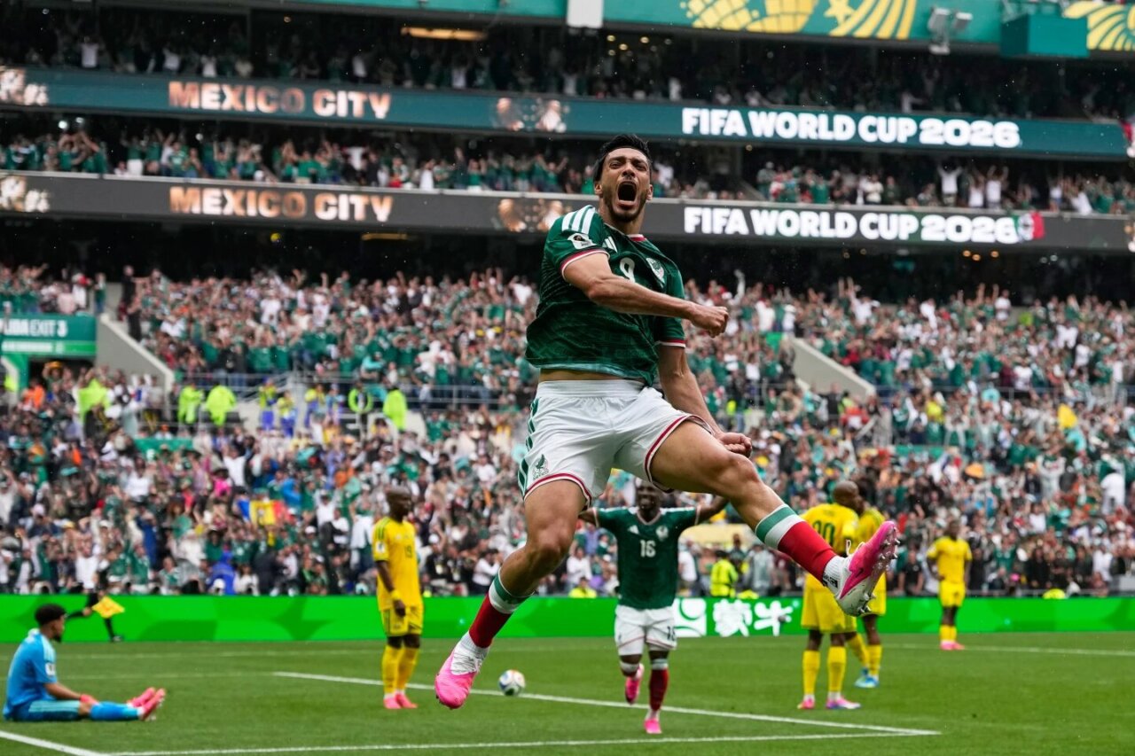Raúl Jiménez en la apertura de la Copa Mundial 2026 tras anotar el segundo gol contra Sudáfrica. Foto: AP