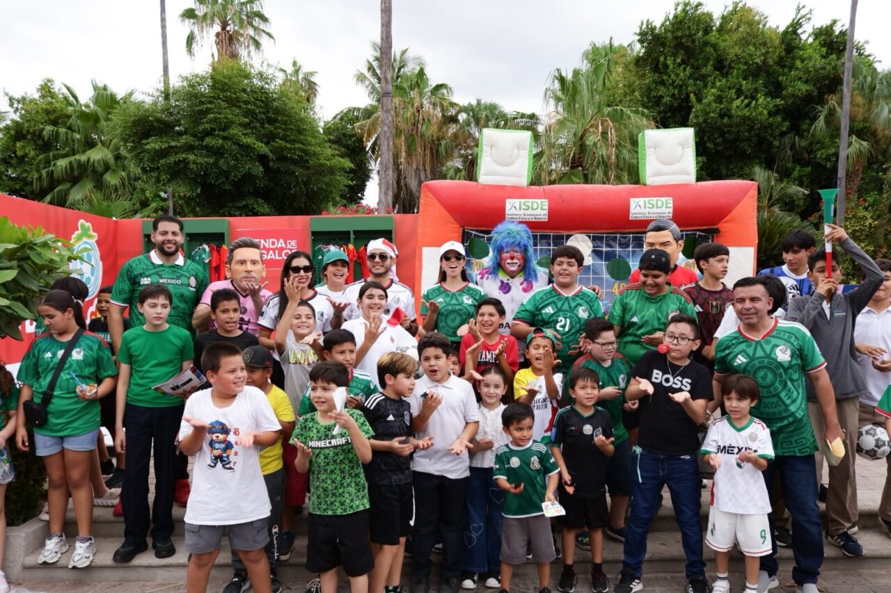 Asistentes reunidos en el Centro Histórico de Mocorito durante la transmisión del partido México vs Sudáfrica en el marco de “La Fiesta del Futbol”.