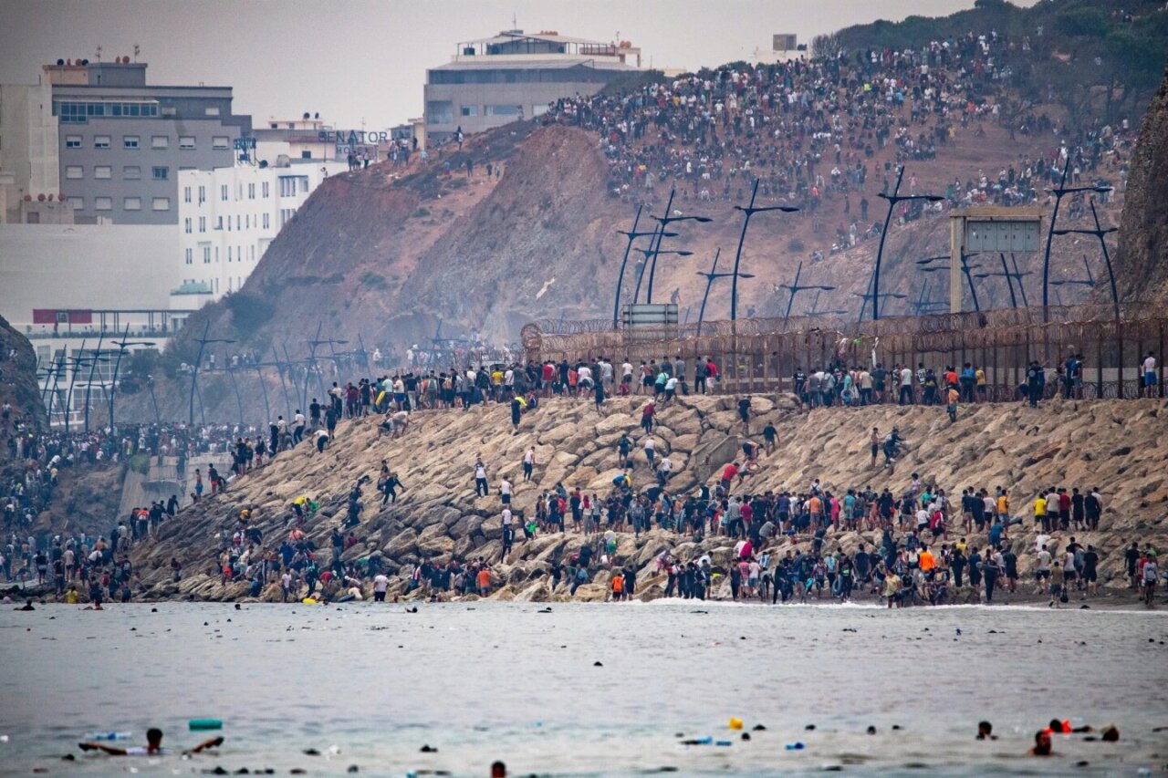Unos 50 mil migrantes regresan a sus países tras cruzar a Ceuta, España Decenas de miles de migrantes procedentes de Marruecos cruzan la frontera española