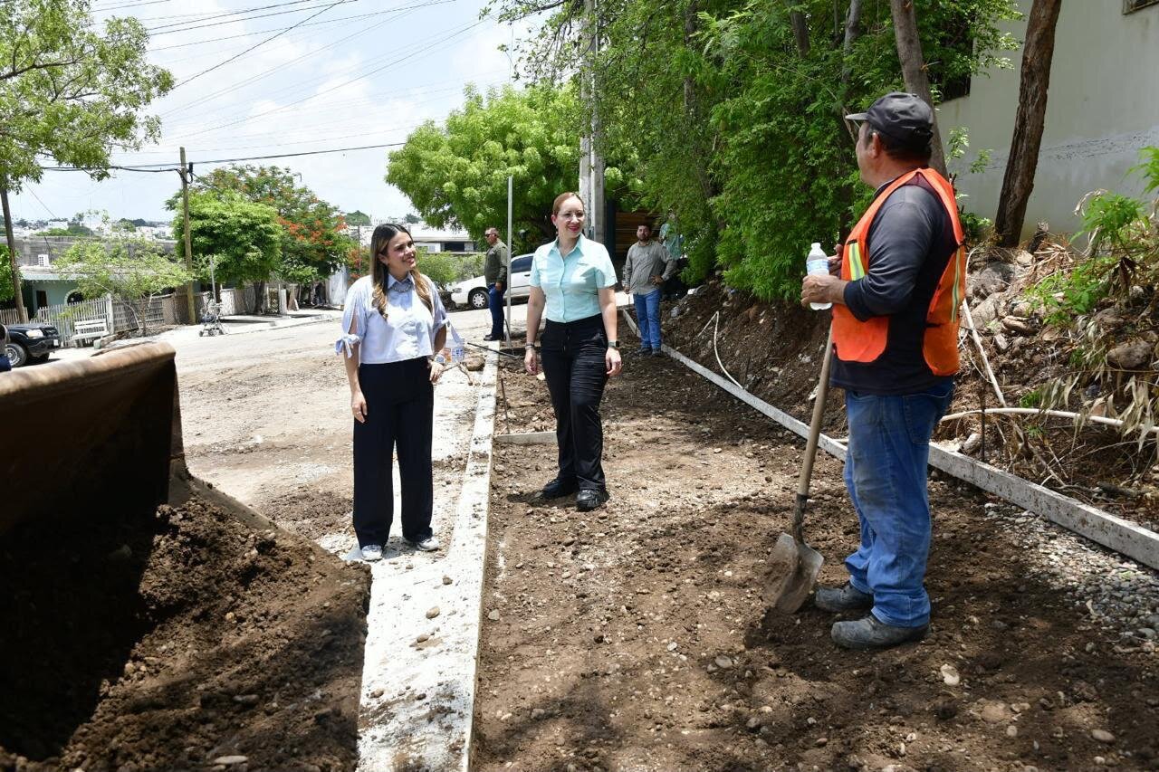 Ana Miriam Ramos Presidenta de Culiacán supervisando pavimentación Ana Miriam Ramos Presidenta de Culiacán supervisando pavimentación