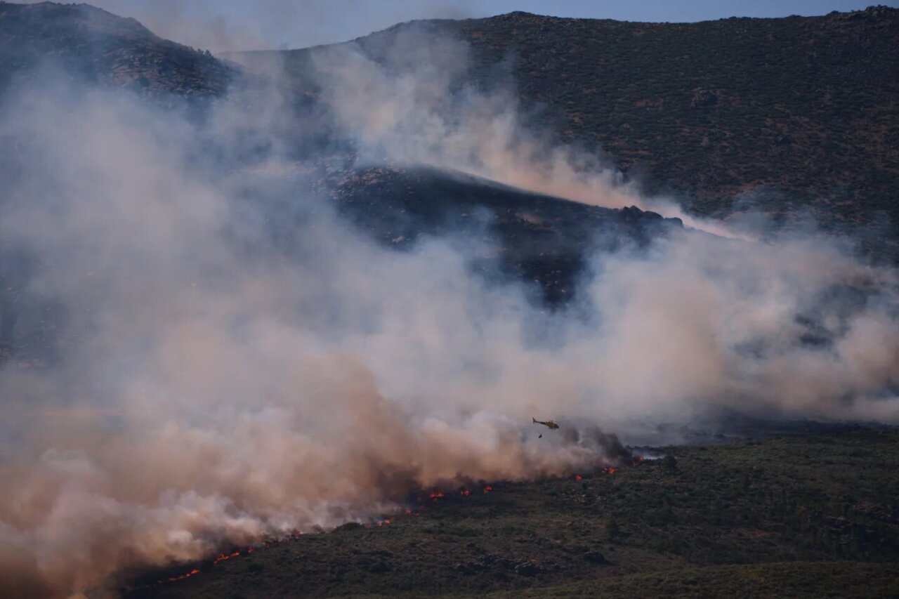 Incendios Masivos: 250 mil europeos huyen de sus casas en Francia y España Más de 250 mil personas huyen por incendios forestales en Francia y España. Foto AP