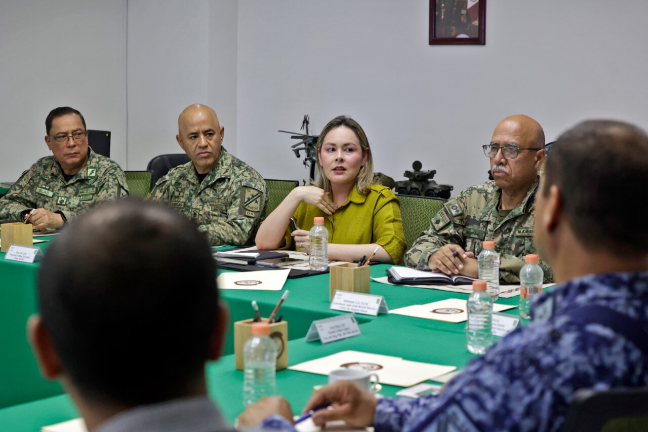 Mesa de Construcción de Paz y Seguridad, Gobernadora Yeraldine Bonilla junto al comandante de la 3era región militar Alejandro Vargas González
