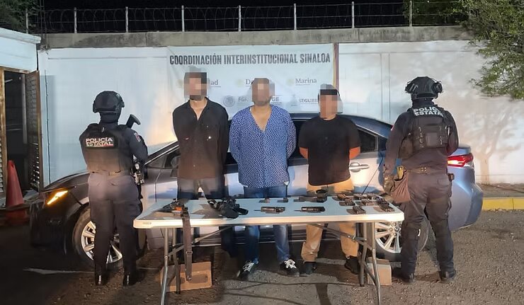 4 armas de fuego, cientos de cartuchos y un vehículo robado 4 armas de fuego, cientos de cartuchos y un vehículo robado