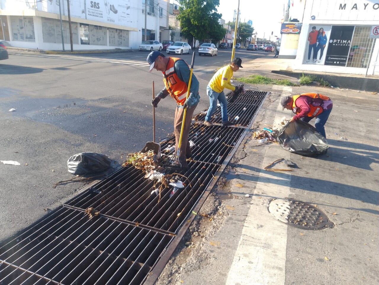 Personal de Servicios Públicos y Obras Públicas realizó labores de limpieza para mantener el correcto funcionamiento de la infraestructura pluvial. Personal de Servicios Públicos y Obras Públicas realizó labores de limpieza para mantener el correcto funcionamiento de la infraestructura pluvial.