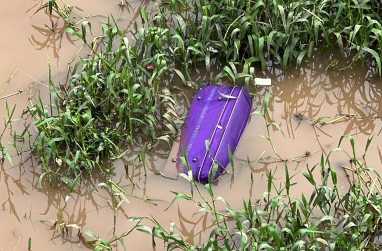 ¿Qué tenía adentro? Maleta flotando en el río del Parque Las Riberas, moviliza corporaciones