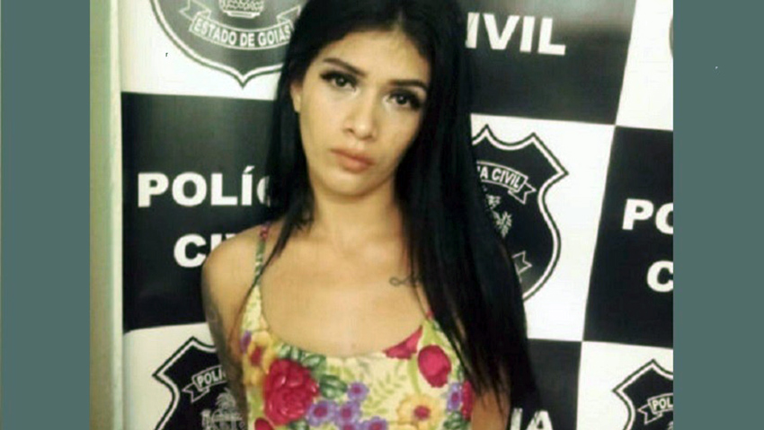 Modelo es detenida por posar semidesnuda con armas
