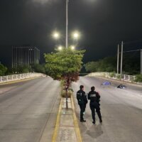 Fallece un motociclista al estrellarse contra una banqueta de puente de Tres Ríos, en Culiacán