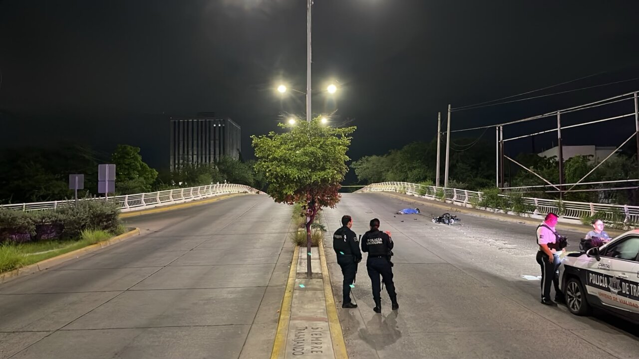 Fallece un motociclista al estrellarse contra una banqueta de puente de Tres Ríos, en Culiacán