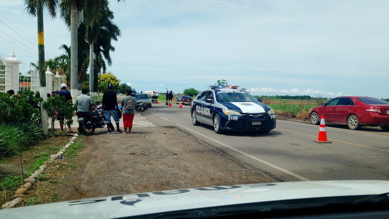 Joven motociclista fallece al estrellarse contra un auto en La Palma, Navolato
