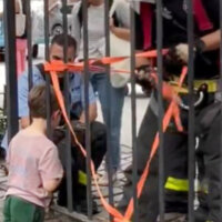 ¡Son héroes! Bomberos liberan la cabeza de un niño que quedo atrapada en una reja (VIDEO)