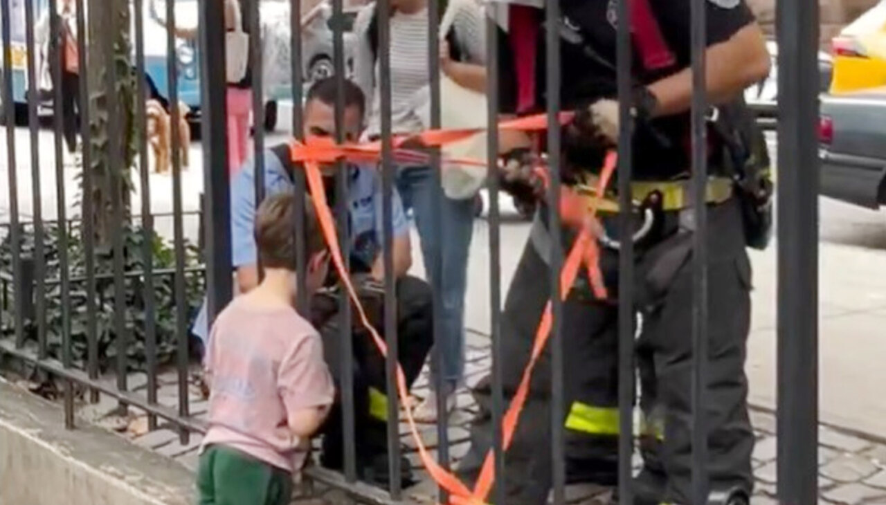 ¡Son héroes! Bomberos liberan la cabeza de un niño que quedo atrapada en una reja (VIDEO)