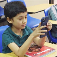 Desde el 3 de noviembre queda prohibido que niños usen CELULAR en primaria o secundaria