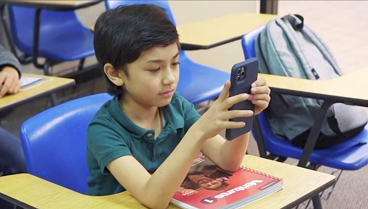Desde el 3 de noviembre queda prohibido que niños usen CELULAR en primaria o secundaria