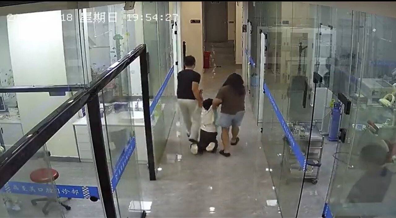 niño es llevado a dentitas china