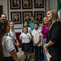 Alcaldesa Miriam Ramos acompaña a estudiantes de primaria durante recorrido por el Ayuntamiento