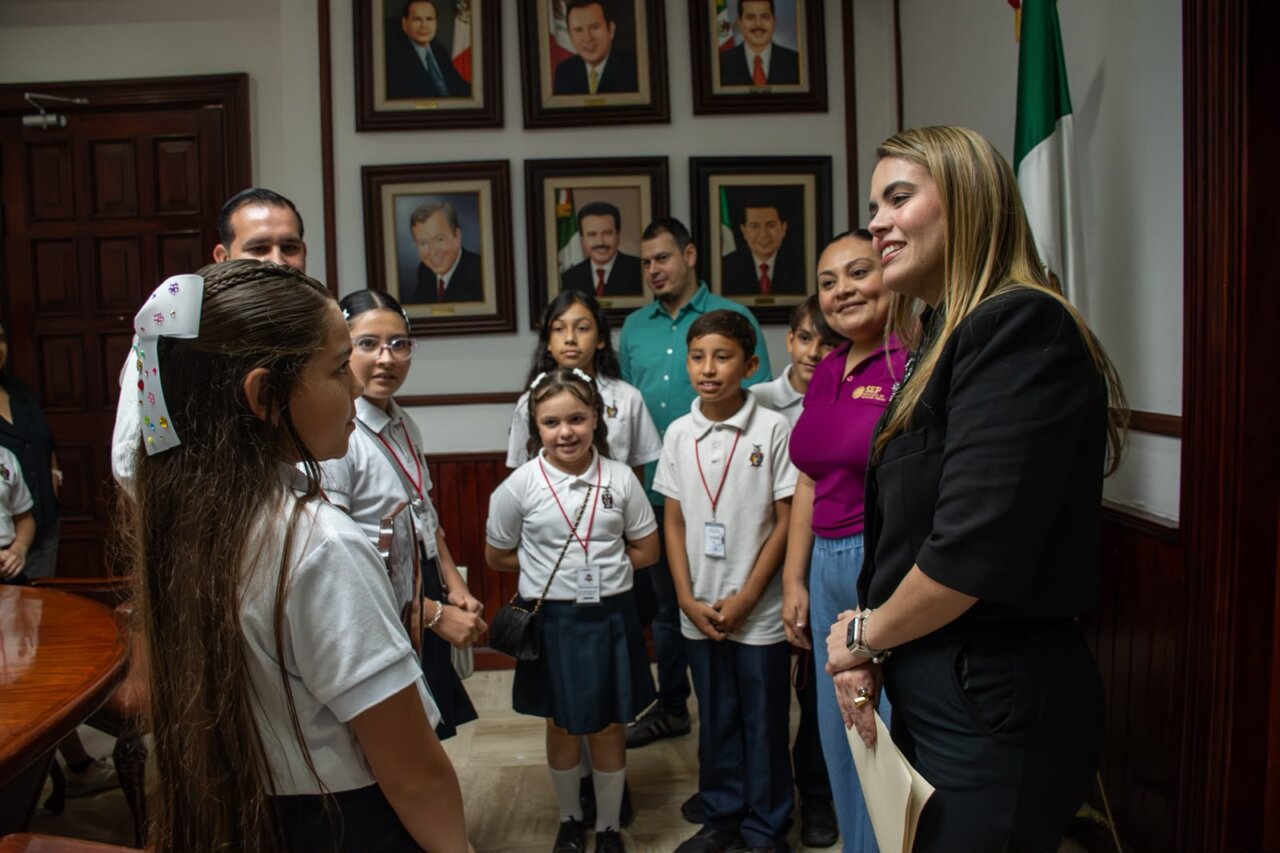 Alcaldesa Miriam Ramos acompaña a estudiantes de primaria durante recorrido por el Ayuntamiento