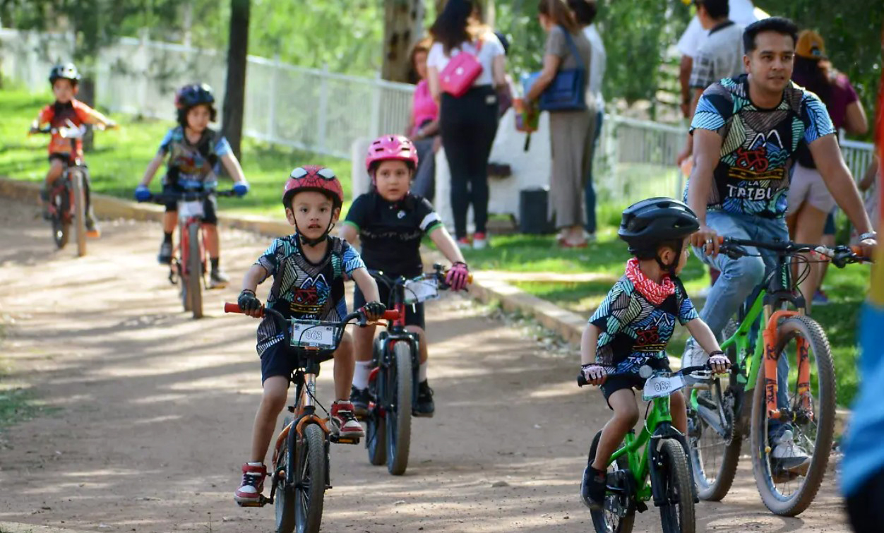 niños bicicleta vacaciones