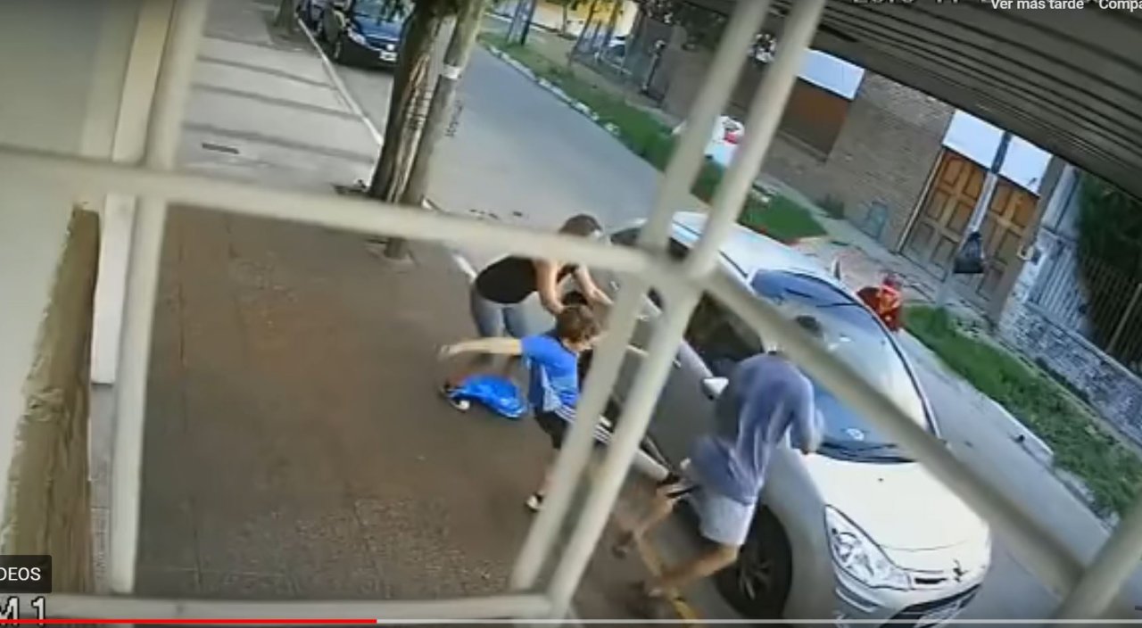 niño patea a ladron