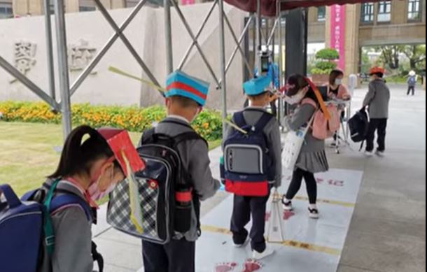 Niños en China empiezan a regresar a clases, pero con sombreros especiales