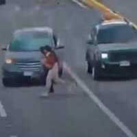 Auto les cede el paso a dos mujeres, pero luego son atropelladas por conductor distraído