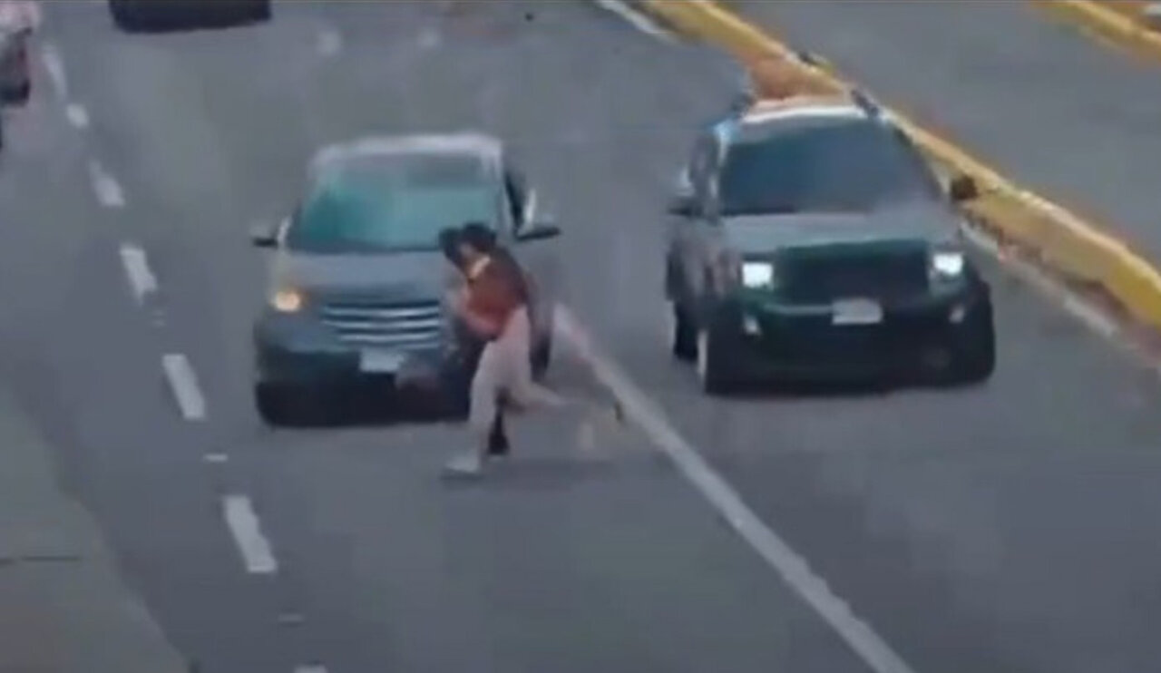 Auto les cede el paso a dos mujeres, pero luego son atropelladas por conductor distraído