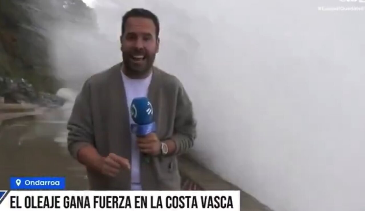 Enorme ola se ‘traga’ a periodista durante transmisión en vivo en España (VIDEO)