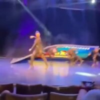 Pantalla gigante cae sobre bailarinas durante un concurso y resultan lesionadas (VIDEO)