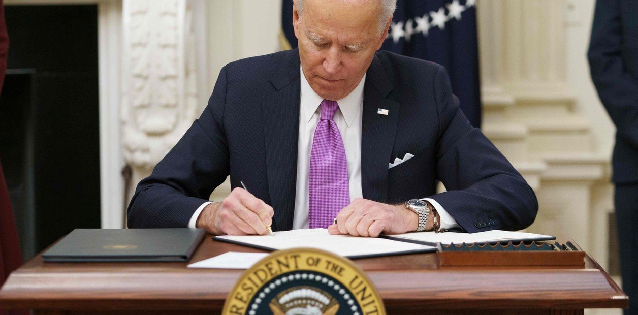 presidente Joe Biden firma decretos