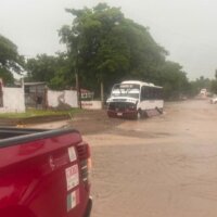 Protección Civil municipal rescatan a 25 personas durante fuertes inundaciones en Culiacán (VIDEO)