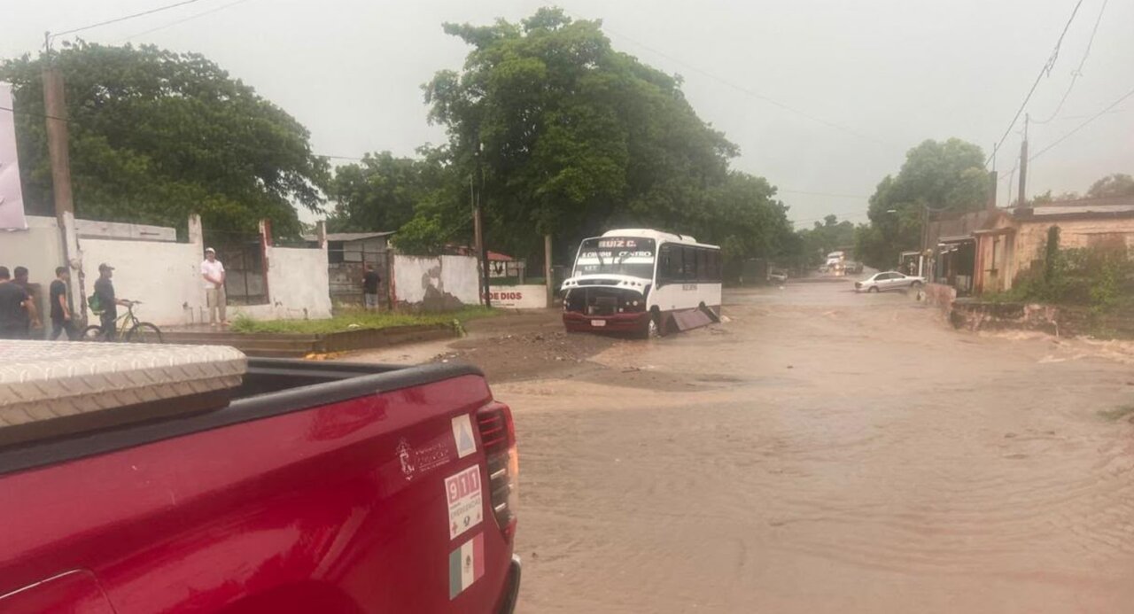 Protección Civil municipal rescatan a 25 personas durante fuertes inundaciones en Culiacán (VIDEO)