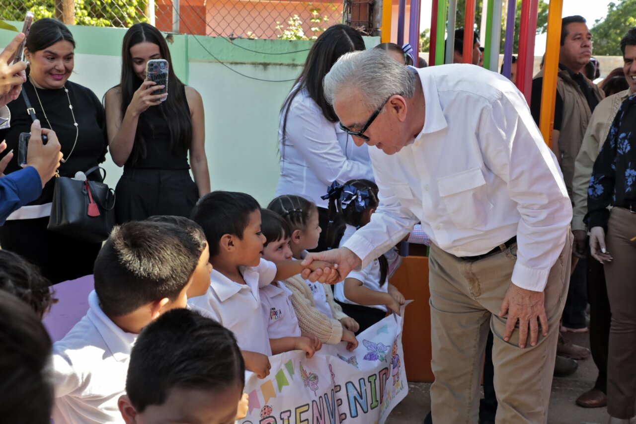 Rocha entrega tres nuevas aulas a un jardín de niños de Badiraguato