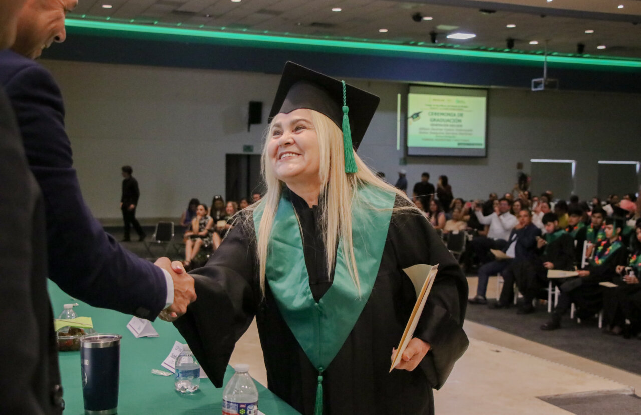 señora concluye la prepa