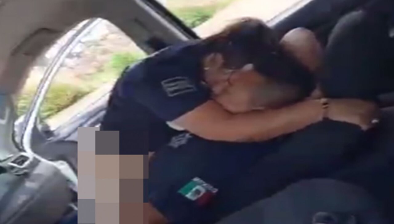 Captan a policías teniendo sexo a bordo de una patrulla y son despedidos -  ReflectoresMX