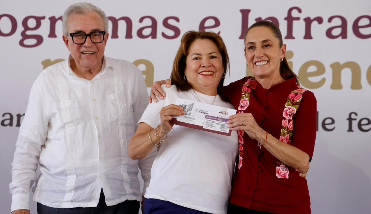 Sheinbaum y Rocha entregan tarjetas del Bienestar a ciudadanos de San Ignacio