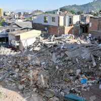 Suman 273 muertos y 377 desparecidos por super terremoto en Colombia