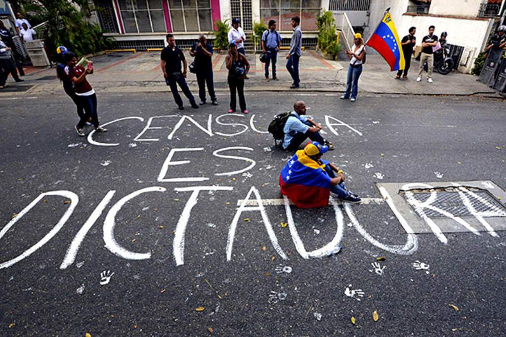 Policía agrede a reportero en Venezuela; denuncian a otro desaparecido